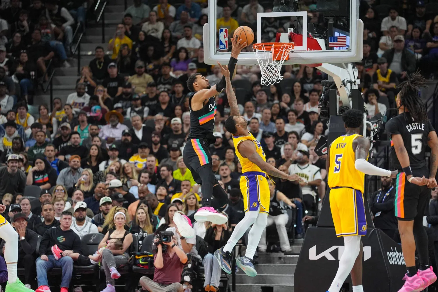 فيكتور ويمبانياما يرتقي لإدخال الكرة في السلة (رويترز)