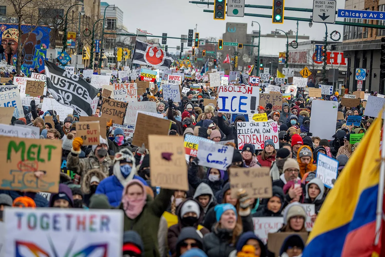 متظاهرون يسيرون في مسيرة نظَّمتها لجنة مينيسوتا للعمل من أجل حقوق المهاجرين في مينيابوليس (د.ب.أ)