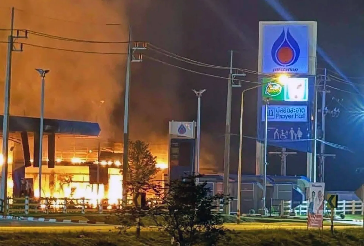 ألسنة اللهب تلتهم متجراً بعد انفجار قنبلة في محطة وقود تابعة لشركة PTT في مقاطعة ناراثيوات جنوب تايلاند (إ.ب.أ)