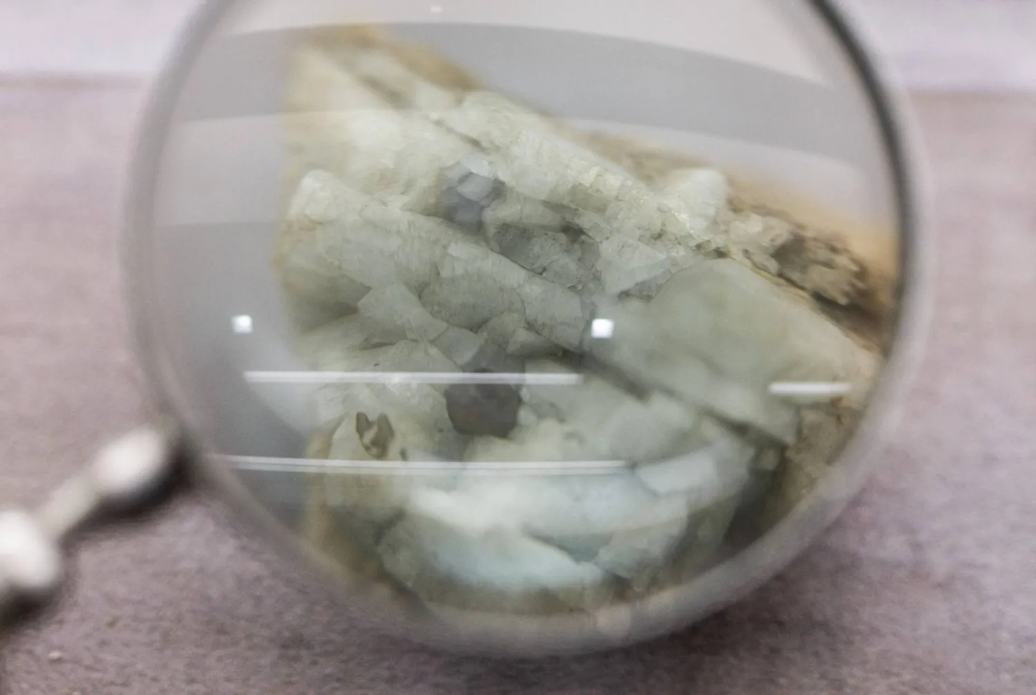 عينة من معدن المونازيت المستخدم في صناعة العناصر الأرضية النادرة معروضة في المتحف الجيولوجي الصيني في بكين (رويترز).