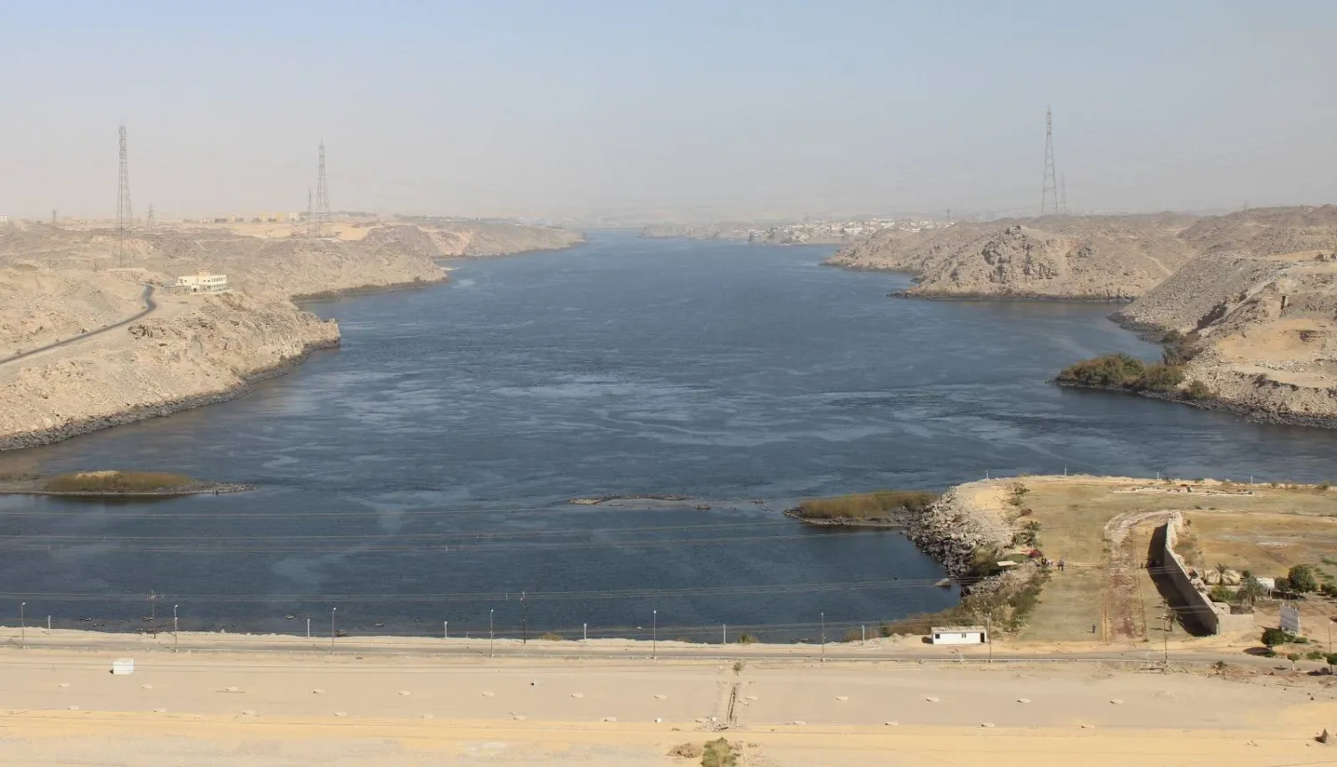 منظر لنهر النيل خلف «السد العالي» في أسوان جنوب مصر (الشرق الأوسط)