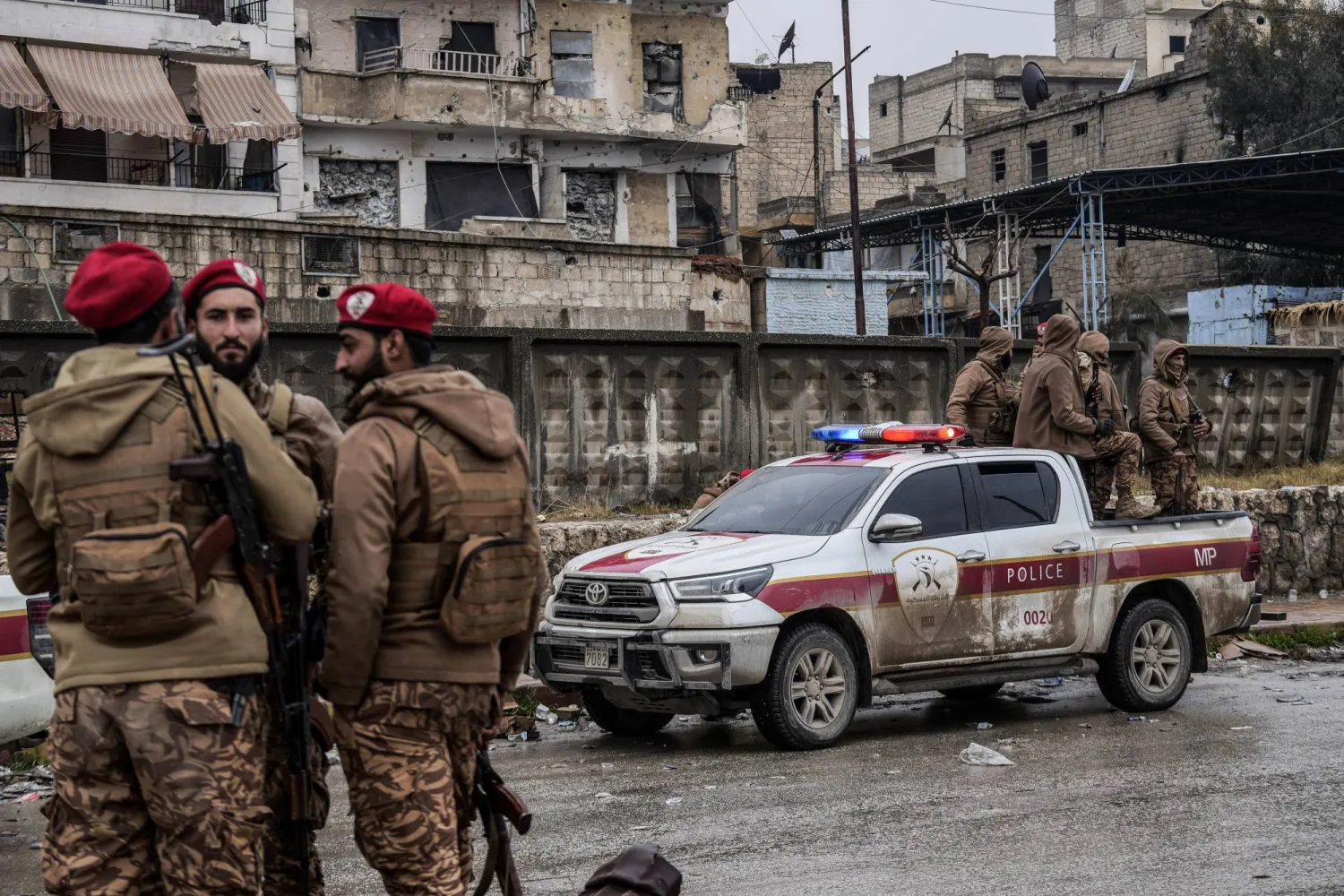قوات الشرطة العسكرية السورية تنتشر في حي الشيخ مقصود بمدينة حلب (د.ب.أ)