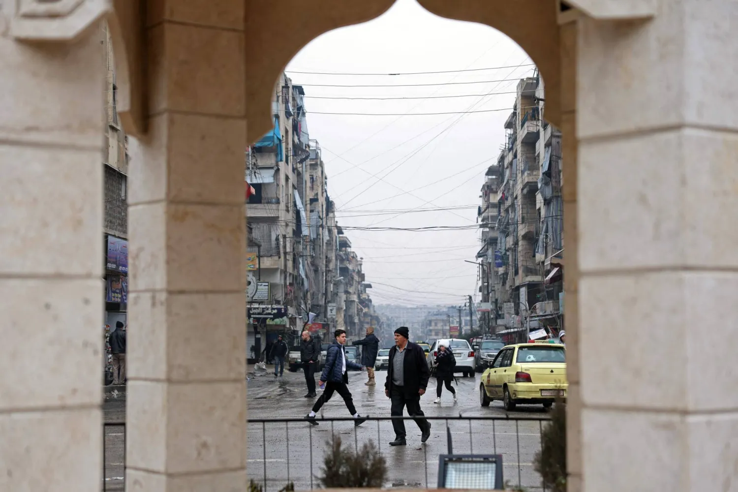 عودة الحياة إلى شوارع حي الأشرفية بمدينة حلب الأحد عقب وقف إطلاق النار  (أ.ف.ب)