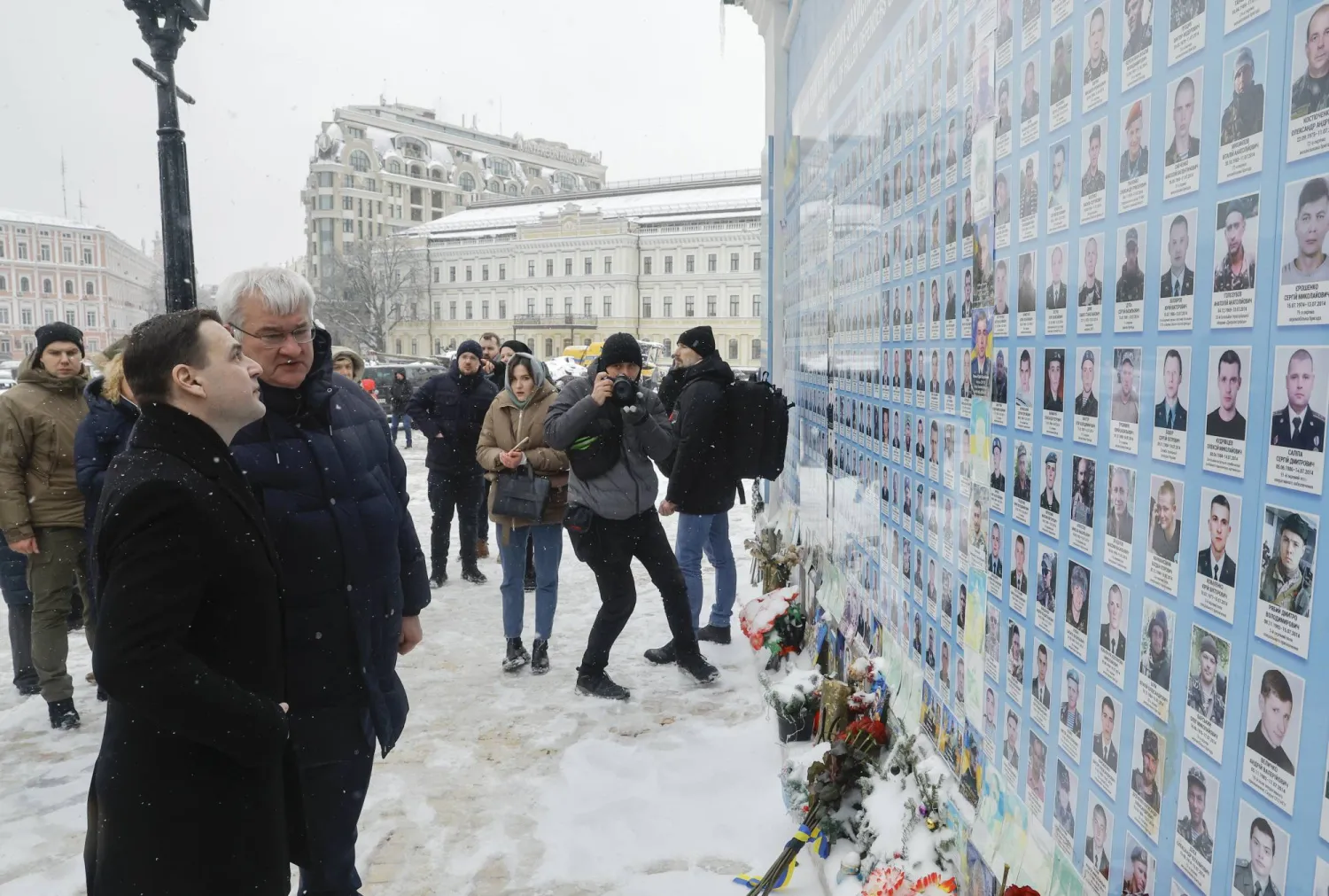 وزيرا الخارجية التشيكي (يسار) والأوكراني يكرّمان ذكرى الجنود الأوكرانيين في كييف يوم 9 يناير (إ.ب.أ)