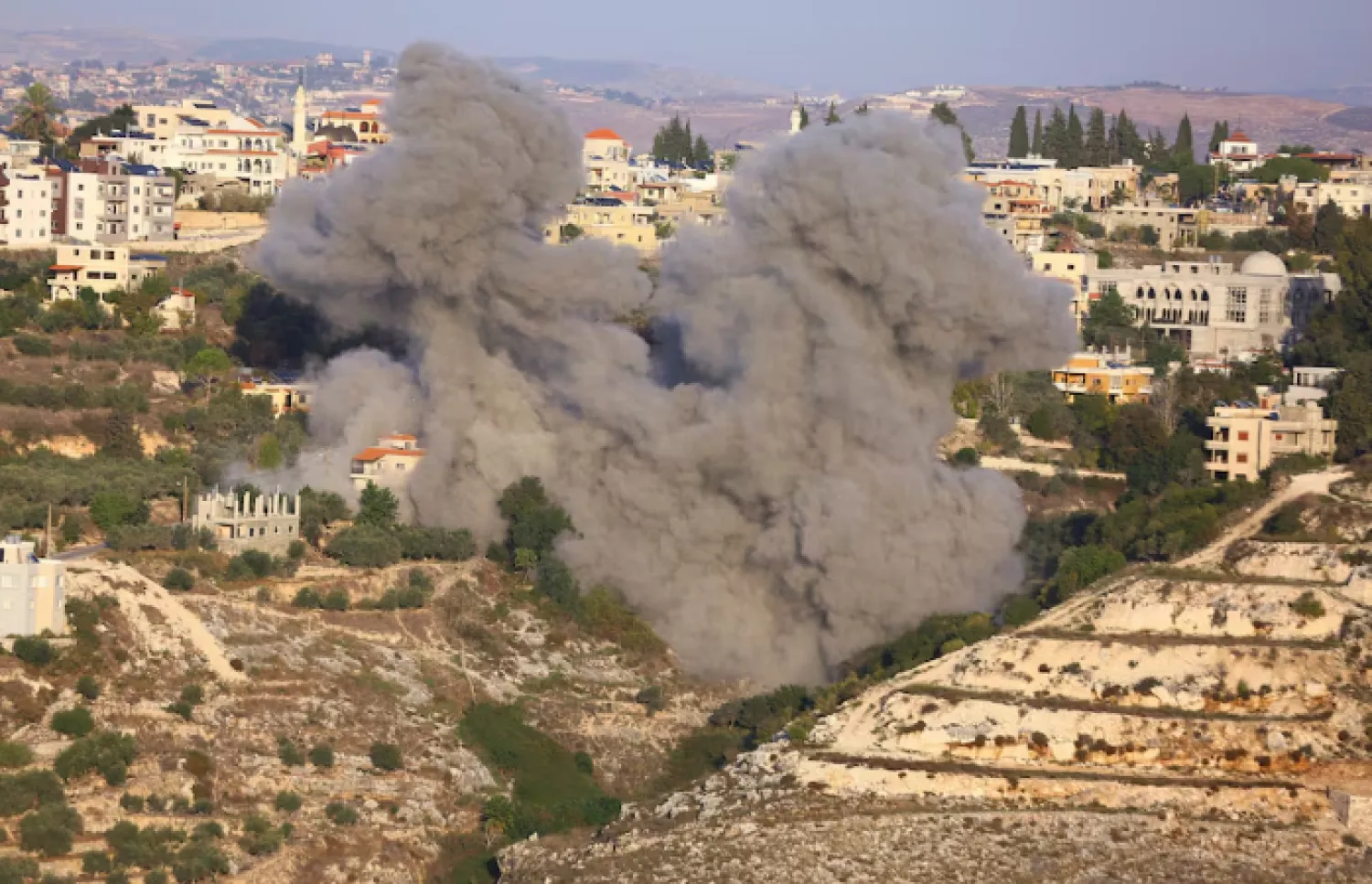  Smoke rises after Israeli strikes following Israeli military's evacuation orders, in Chehour, southern Lebanon November 19, 2025. REUTERS/Ali Hankir 