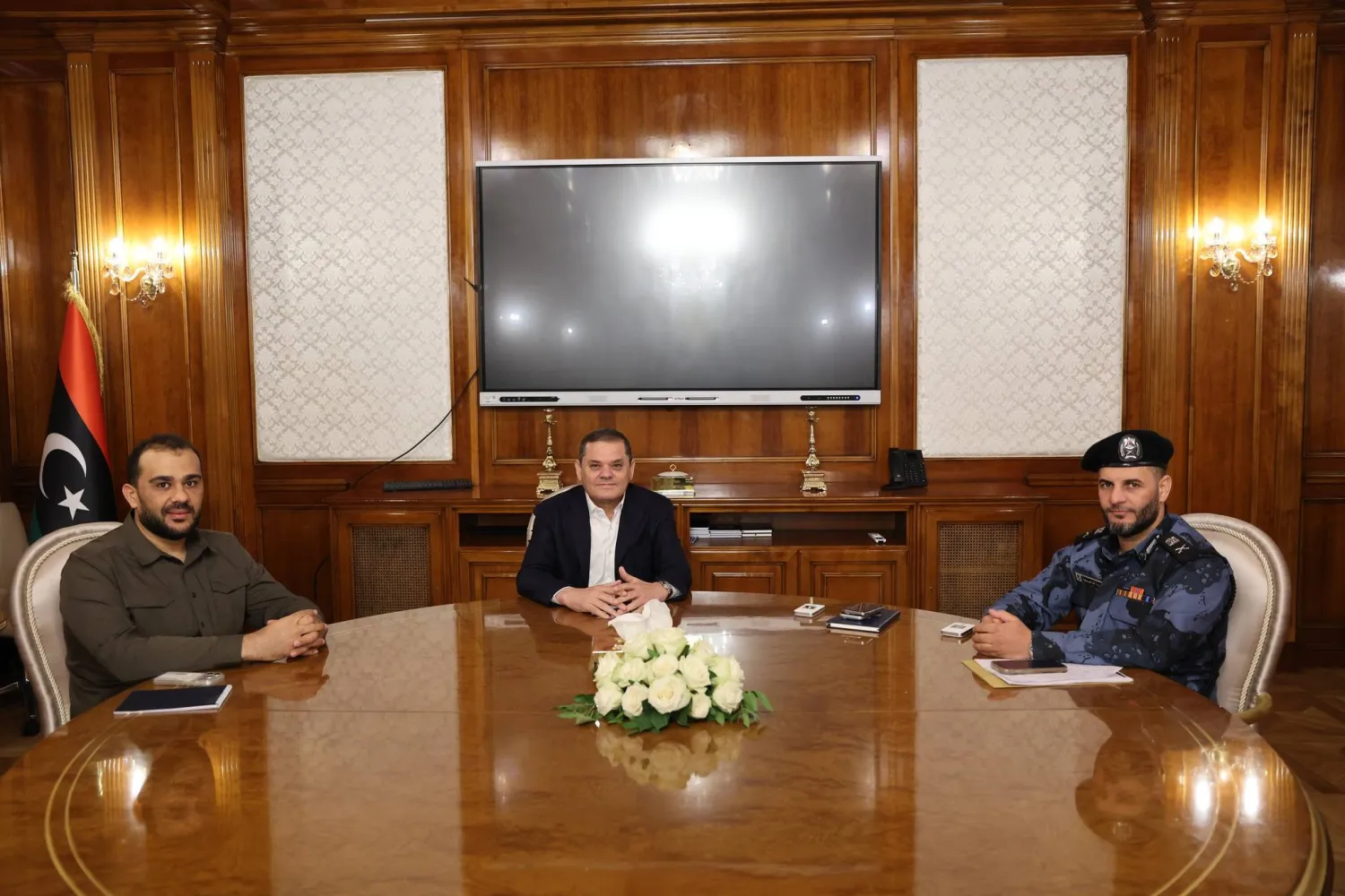 الدبيبة يتوسط وزير الداخلية عماد الطرابلسي (يمين) والزوبي نوفمبر 2025 (حكومة «الوحدة»)