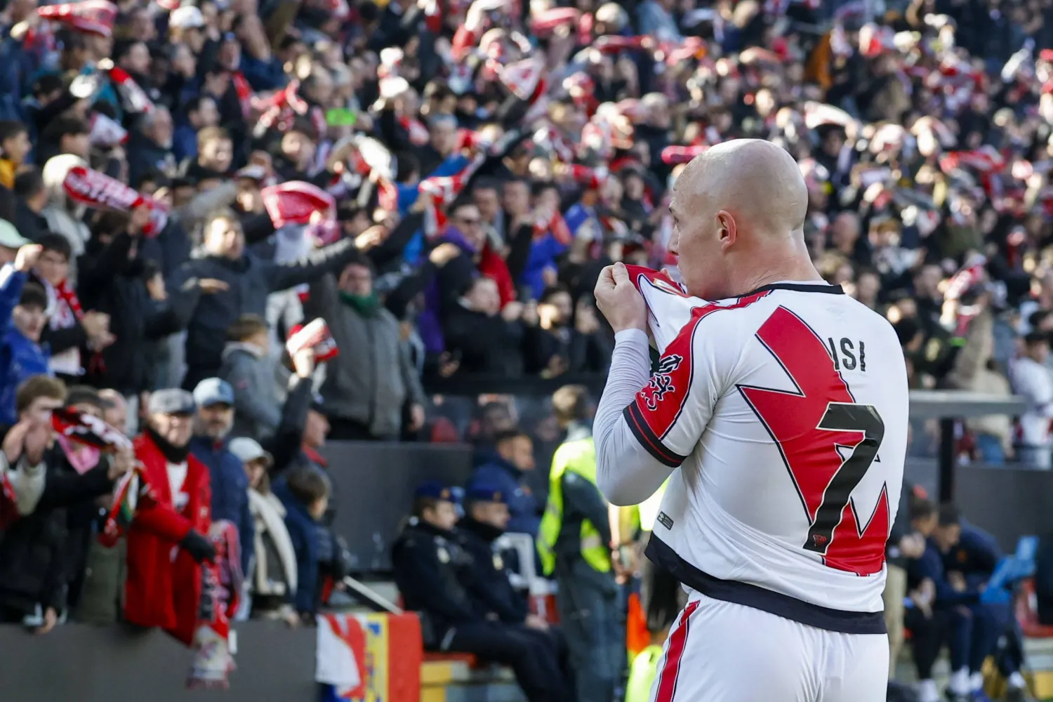 إسحاق بالازون لاعب فايكانو يحتفل بهدف الفوز على مايوركا (إ.ب.أ)