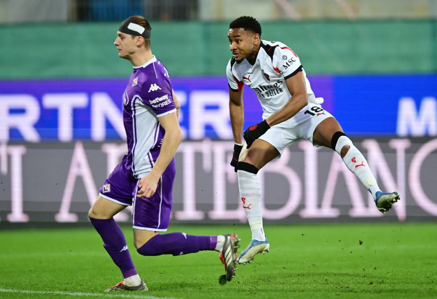 كريستوفر نكونكو لحظة تسجيله هدف التعادل القاتل لميلان (رويترز) 