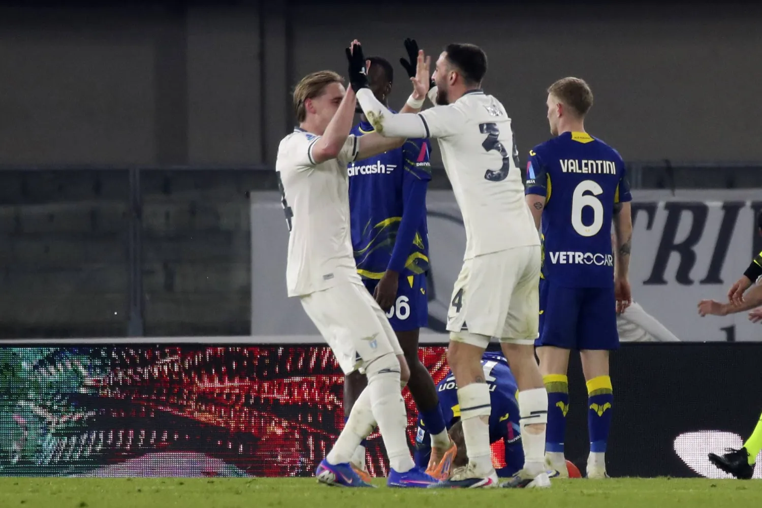 فرحة لاعبي لاتسيو بالفوز على هيلاس فيرونا (د.ب.أ)