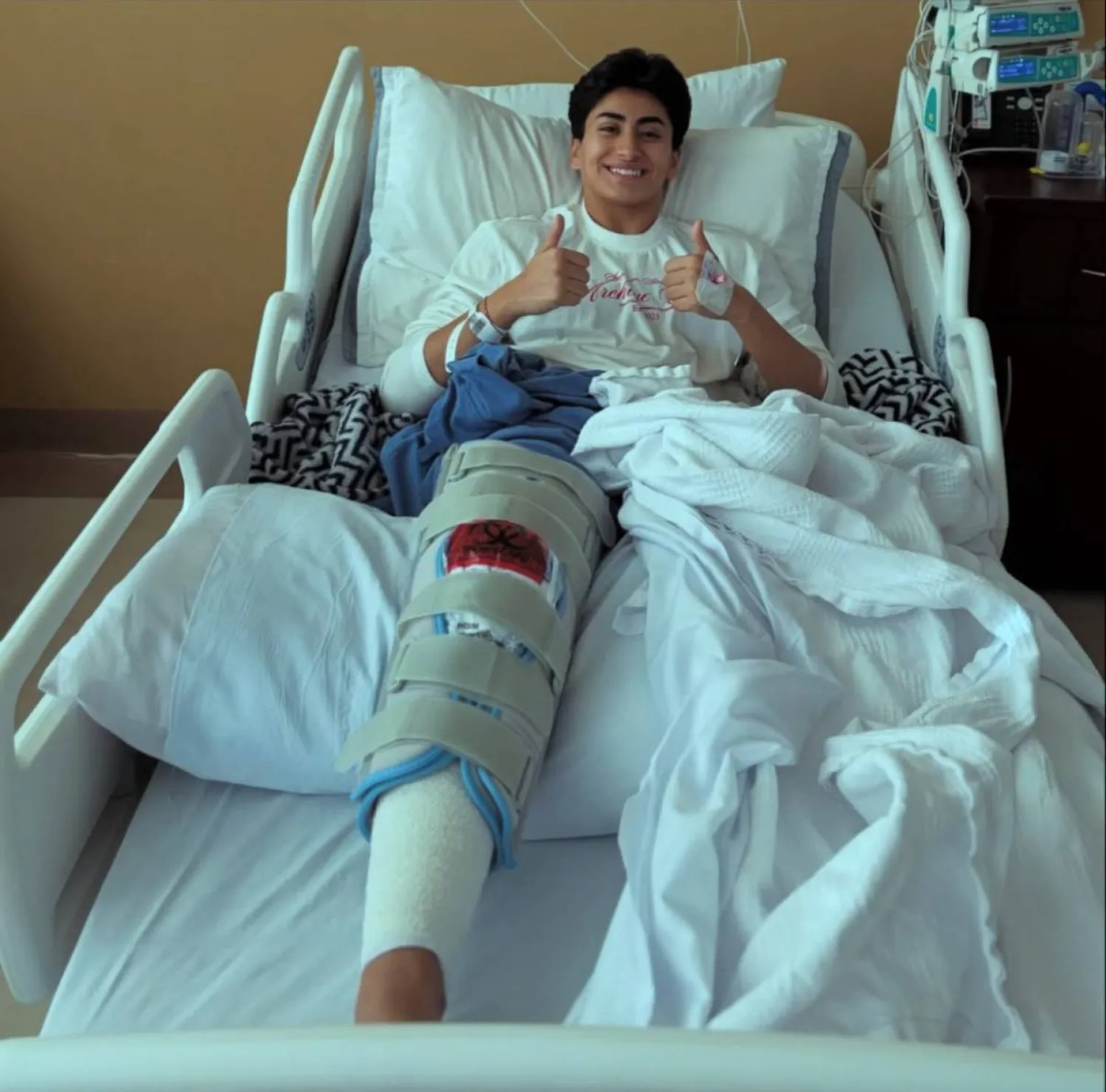 ليلى علي حارسة سيدات الهلال على السرير الأبيض بعد إجراء العملية (الشرق الأوسط)