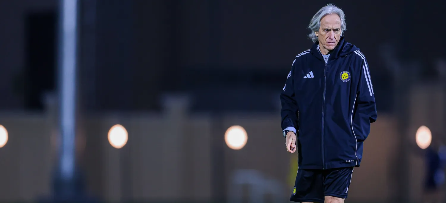 خيسوس خلال إشرافه على تدريبات النصر الأخيرة (موقع النادي)