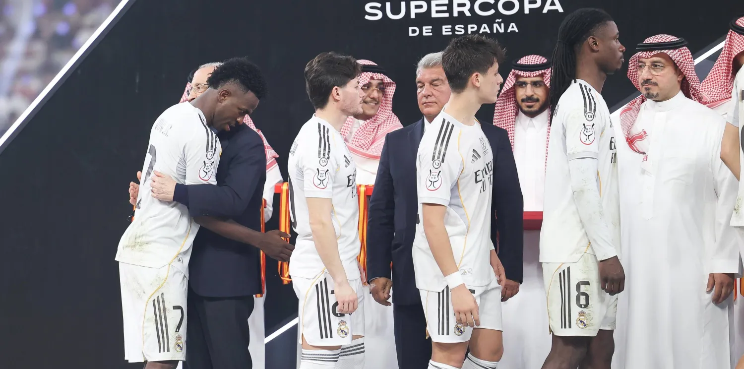 بيريز رئيس الريال يواسي فينيسيوس بعد الخسارة (تصوير: عدنان مهدلي)