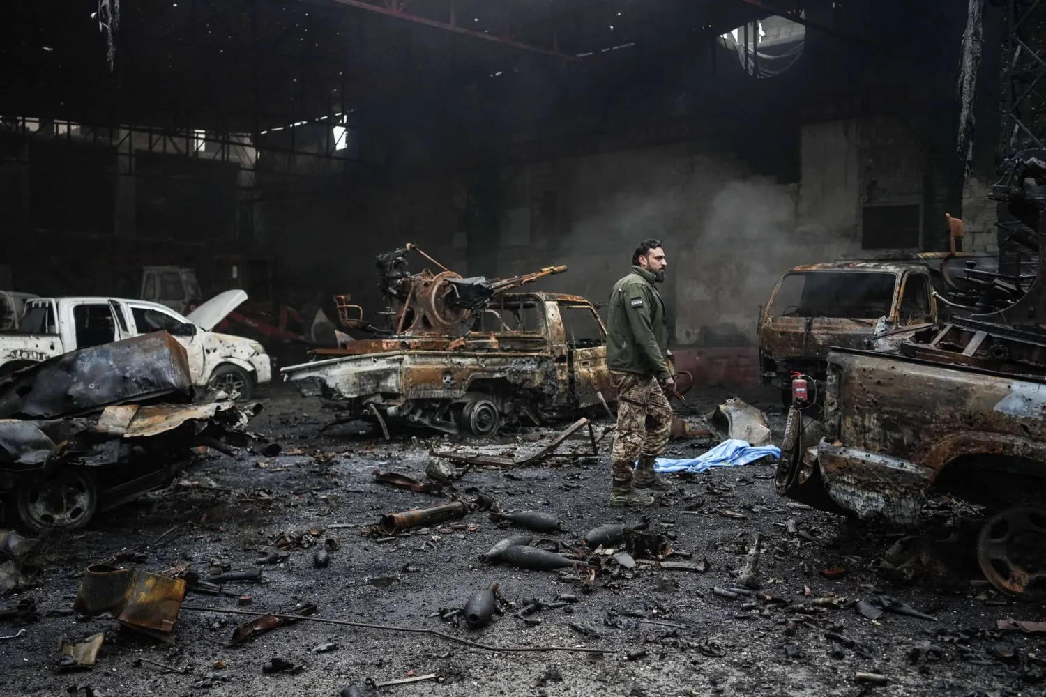 بقايا ذخائر وسط الركام في حي الشيخ مقصود بحلب أمس بعد المعارك التي دارت بين مقاتلي "قسد" وقوات الحكومة السورية (د.ب.أ)