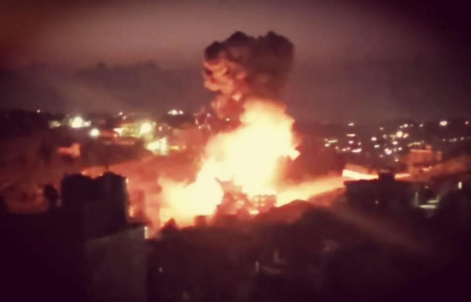 İsrail'in Lübnan'ın güneyindeki Kfar Hatta kasabasında geniş bir bölgenin tahliyesi uyarısının ardından düzenlediği baskınlar sonucu yangınlar çıktı (Dolaşımda)