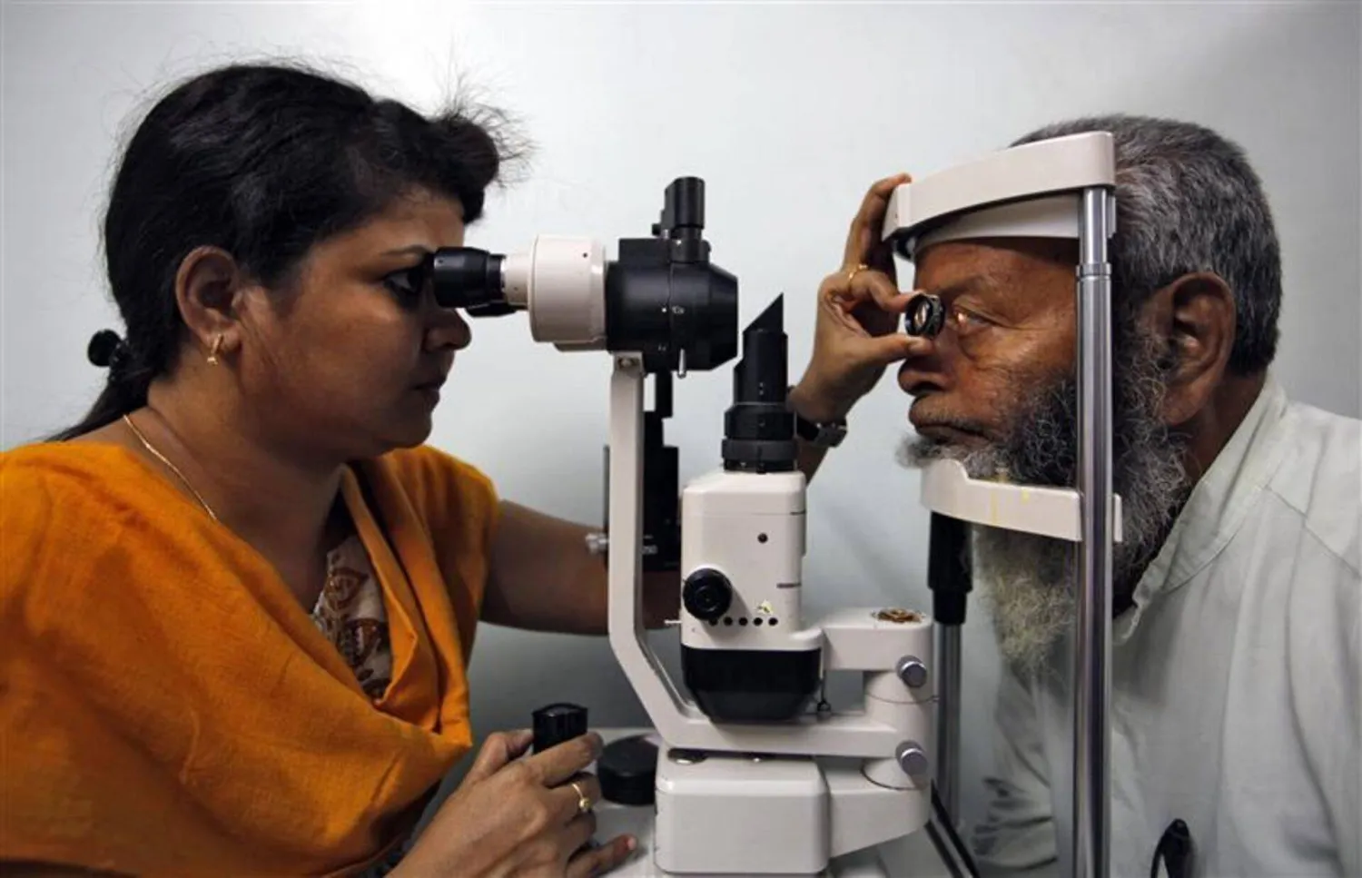 انخفاض ضغط العين يؤدي عادةً إلى تغير في شكل العين (رويترز)