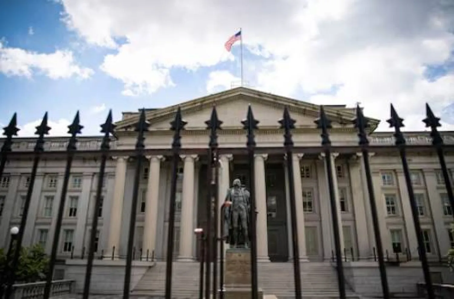 تمثال للسيناتور السابق ألبرت غالاتين أمام وزارة الخزانة في واشنطن (رويترز)