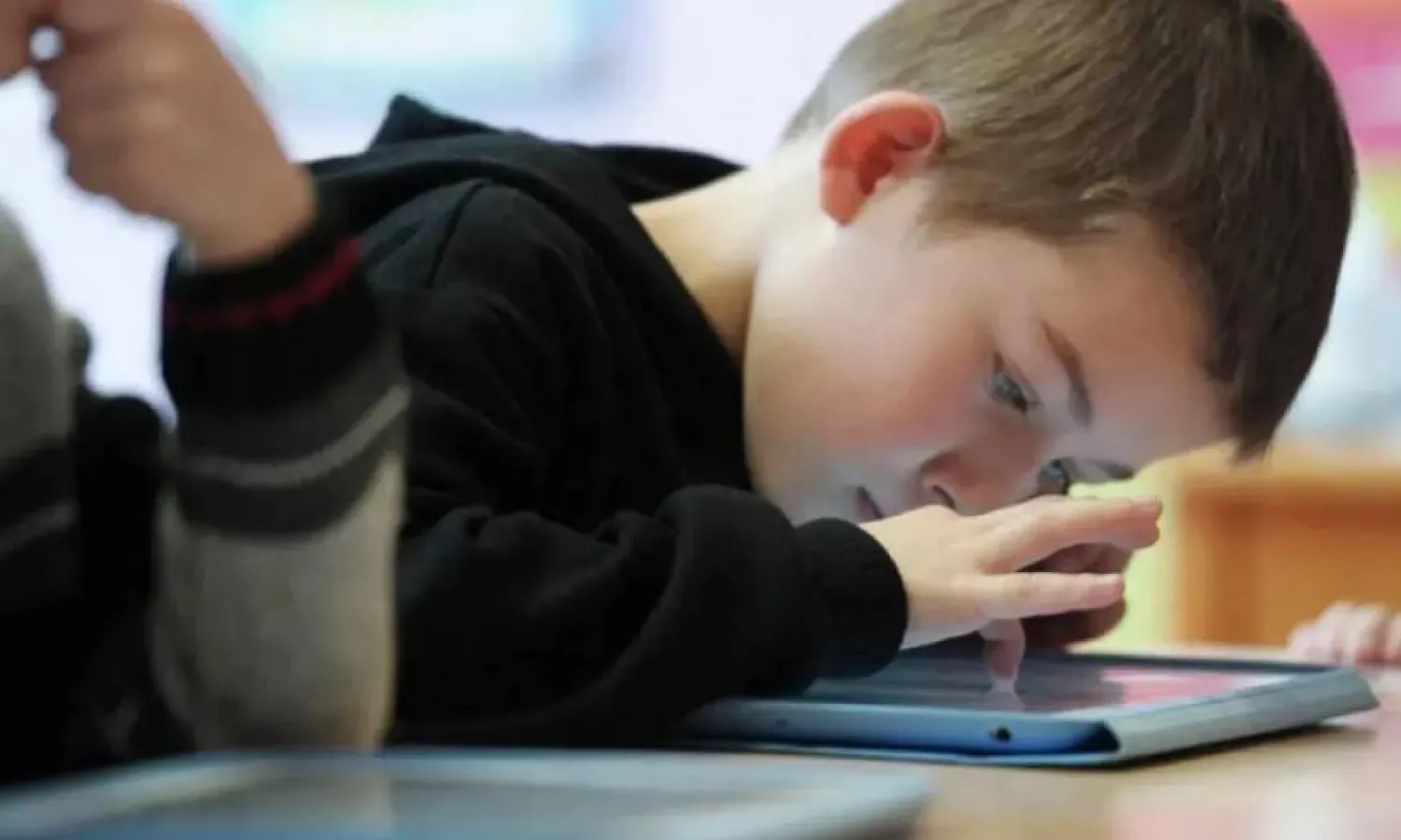 قضاء الأطفال وقتاً طويلاً أمام الشاشات يُضعف قدرتهم على الكلام (أ.ف.ب)