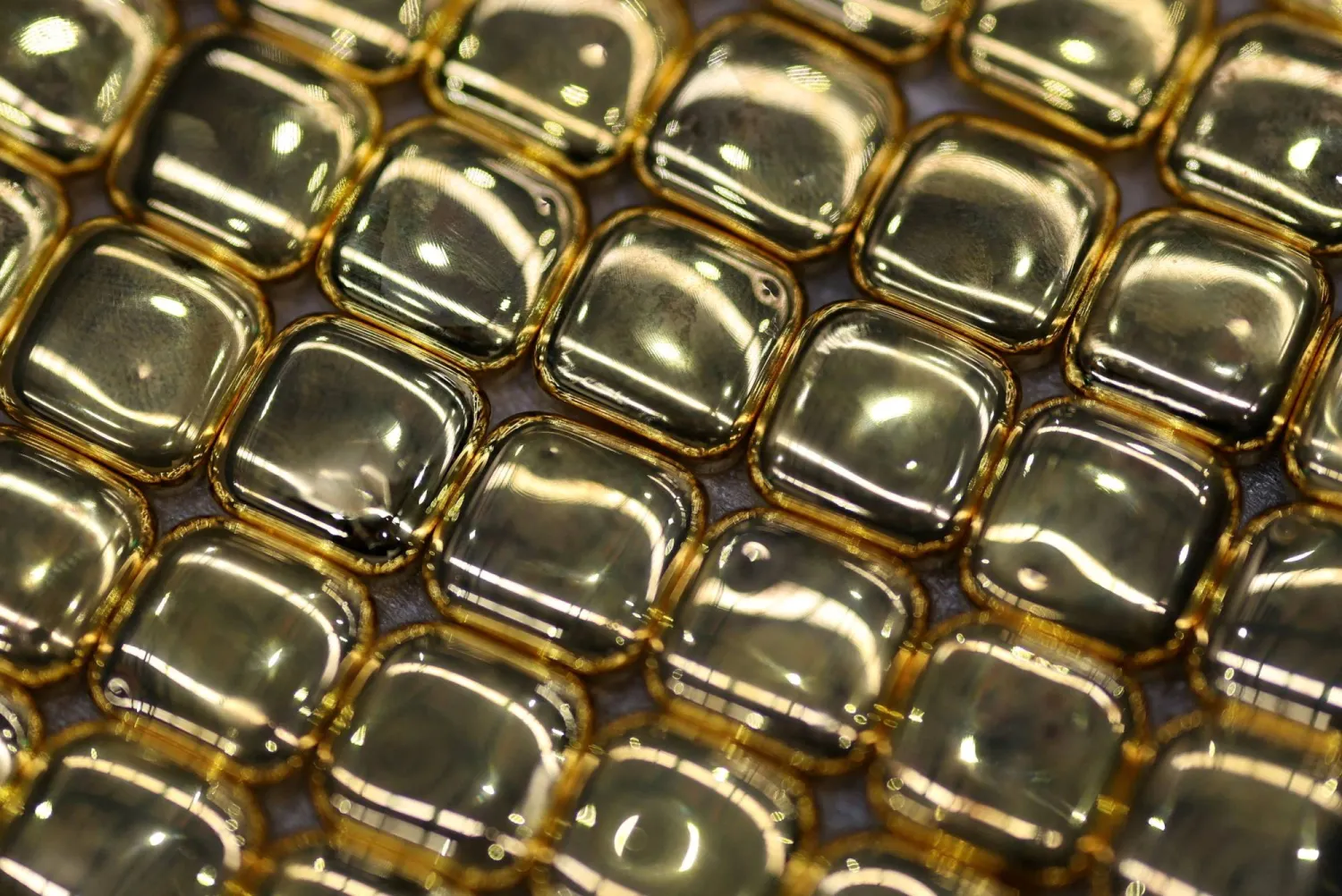 سبائك ذهبية جاهزة للختم في مصفاة «إيه بي سي» بأستراليا (رويترز)