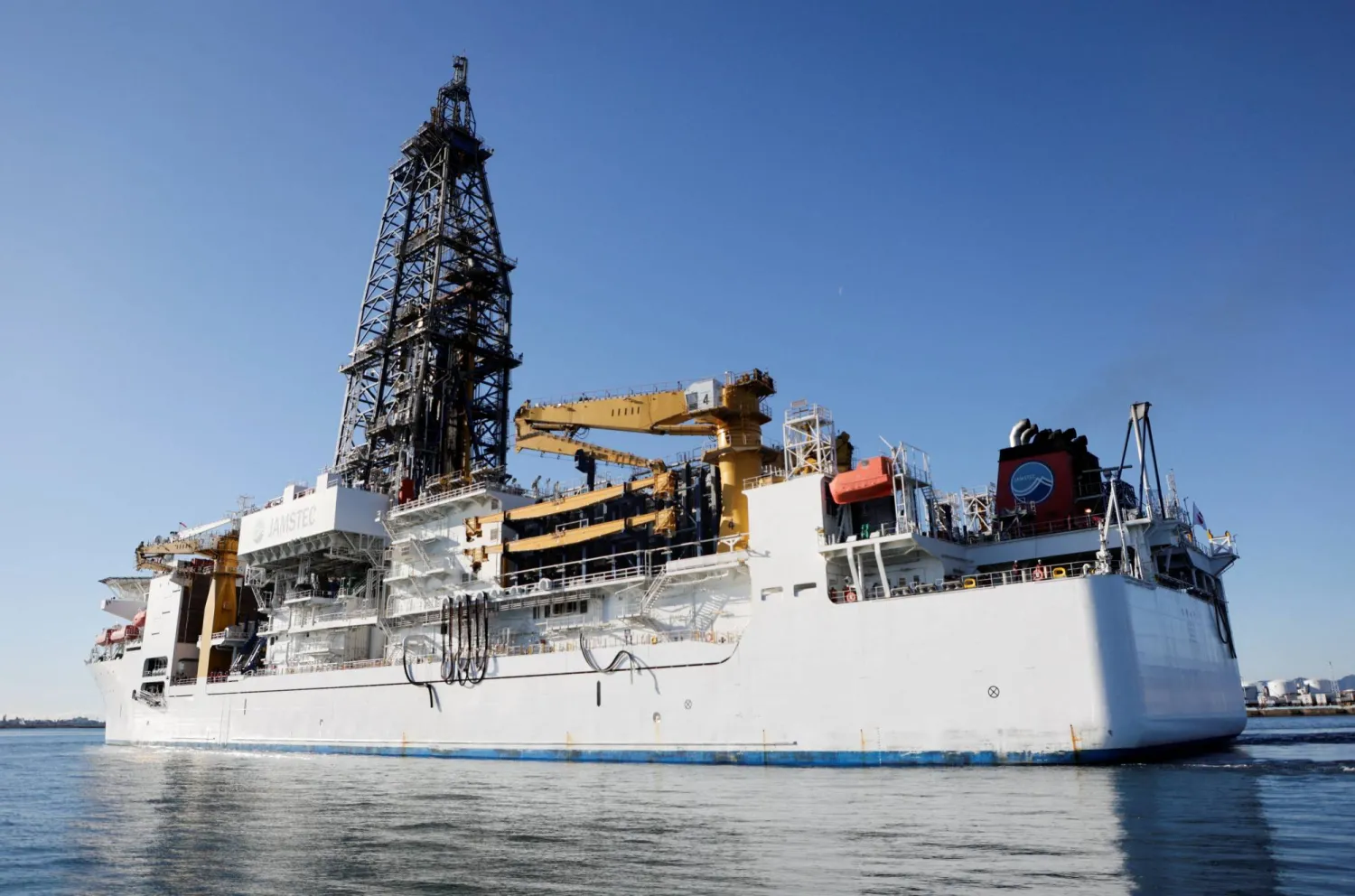 سفينة التنقيب عن المعادن النادرة اليابانية تبحر يوم الاثنين (رويترز)