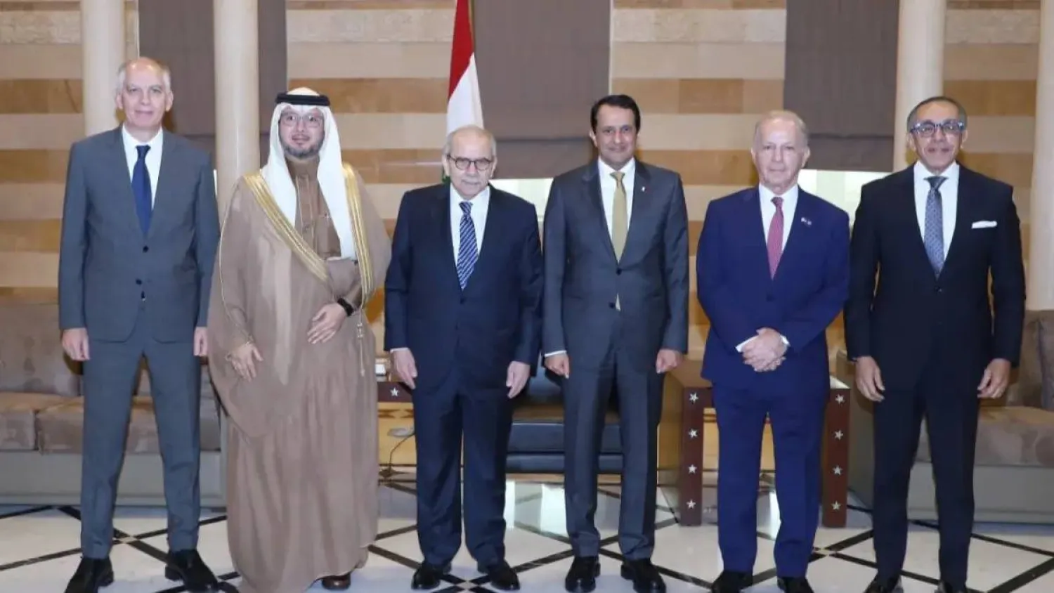 رئيس الحكومة اللبنانية نواف سلام بعد اجتماعه مع سفراء اللجنة الخماسية في السراي الحكومي ببيروت (الوكالة الوطنية اللبنانية للإعلام)