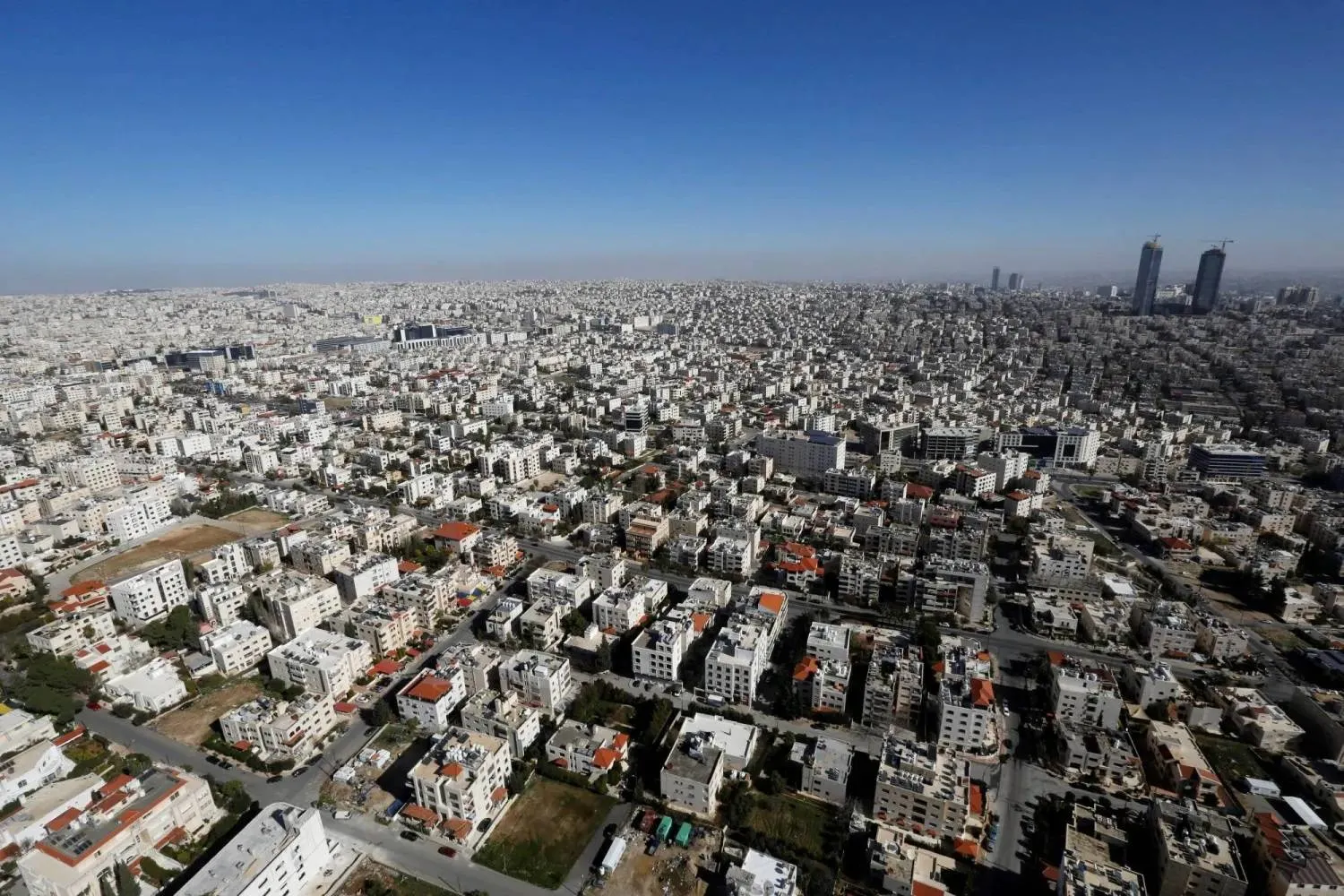 منظر عام لأفق مدينة عمّان (رويترز)