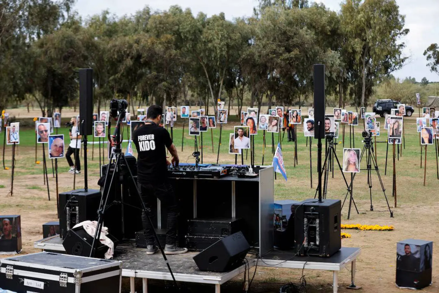 خلال عرض موسيقي كجزء من تكريم الأشخاص الذين قُتلوا واختُطفوا خلال «هجوم 7 أكتوبر» الذي شنه مسلحون من «حماس» على جنوب إسرائيل بموقع مهرجان نوفا في رعيم جنوب إسرائيل 28 نوفمبر 2023 (رويترز)