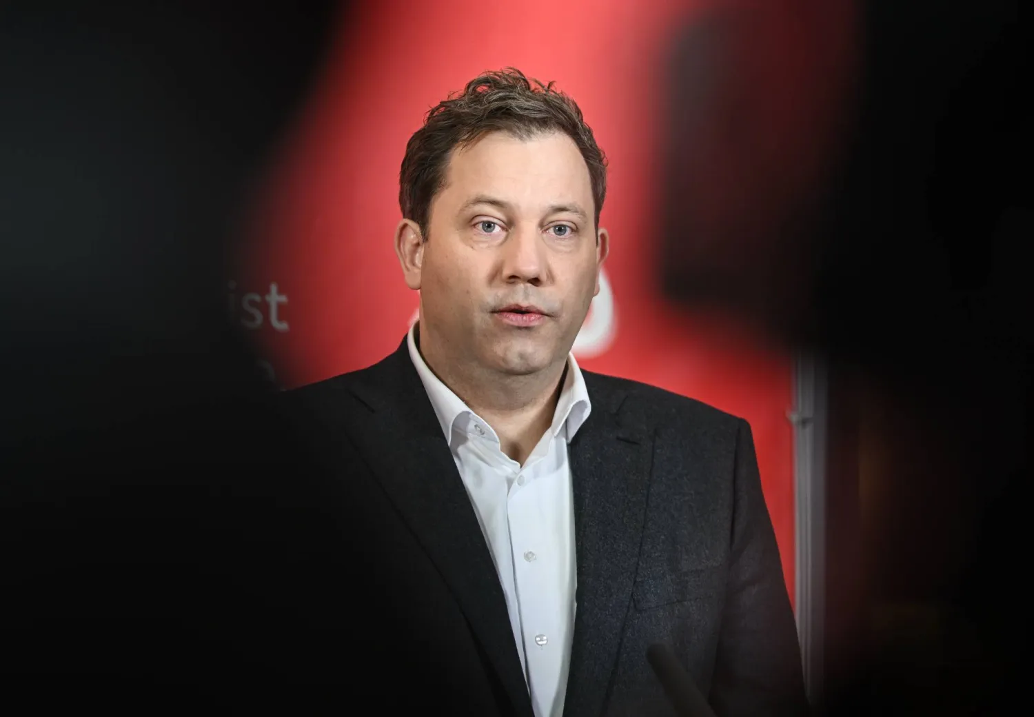 لارس كلينغبايل يتحدث للصحافيين قبل اجتماع الحزب البرلماني السنوي في برلين 9 يناير 2026 (د.ب.أ)