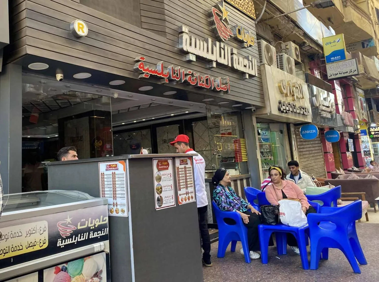 محال الأطعمة السورية باتت لها مكانة في السوق المصرية (الشرق الأوسط)