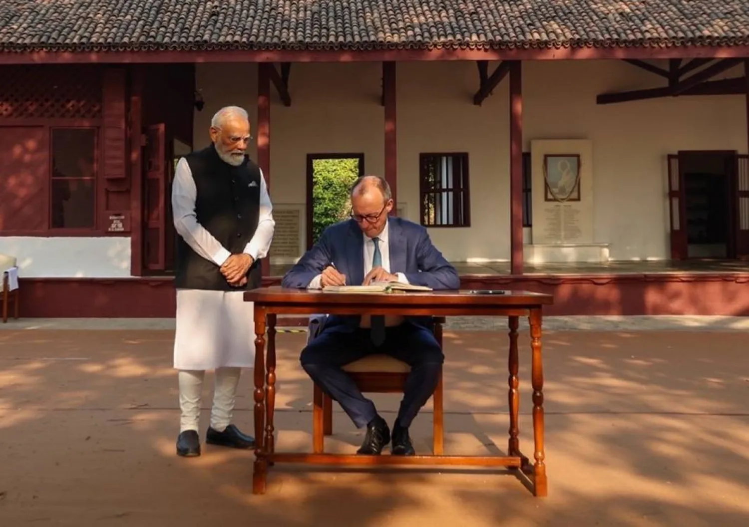 رئيس الوزراء الهندي ناريندرا مودي خلال استضافته المستشار الألماني فريدريش ميرتس في أول زيارة له إلى آسيا منذ توليه مهامه في مايو 2025 (حساب مودي عبر منصة «إكس»)