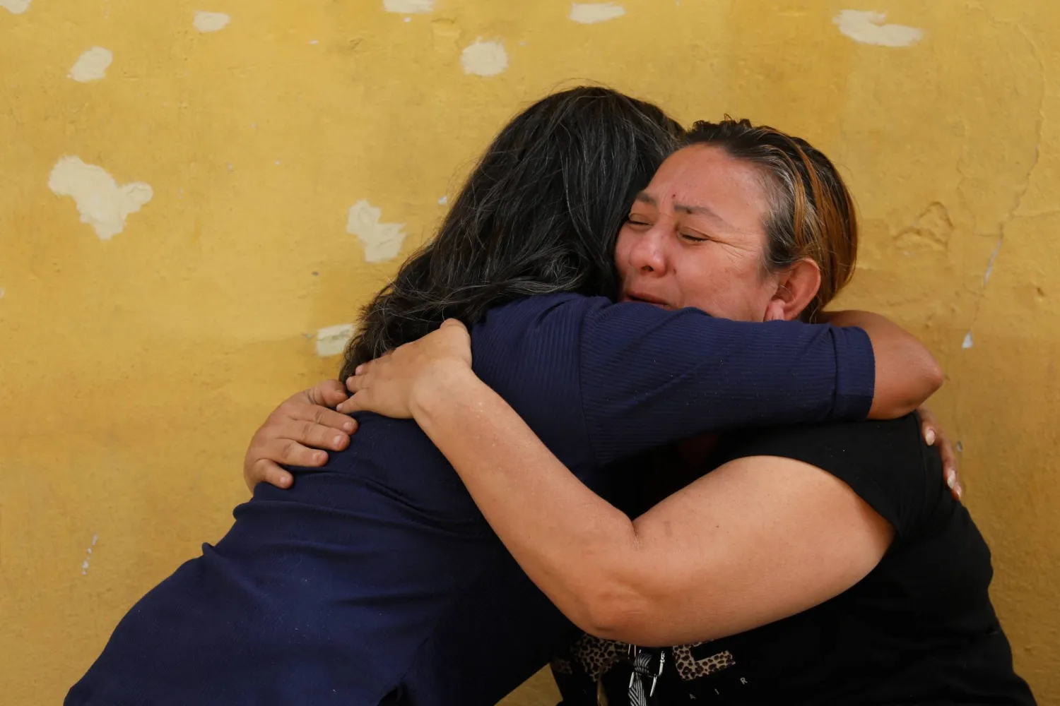 امرأة تعانق ابنتها المفرج عنها في كاراكاس الاثنين (رويترز)