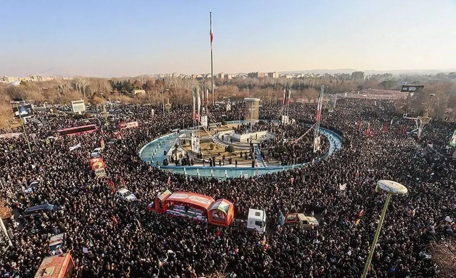 İran'ın orta kesimindeki İsfahan'da öldürülen güvenlik güçlerinin cenaze törenine çok sayıda kişi katıldı. (Tesnim)