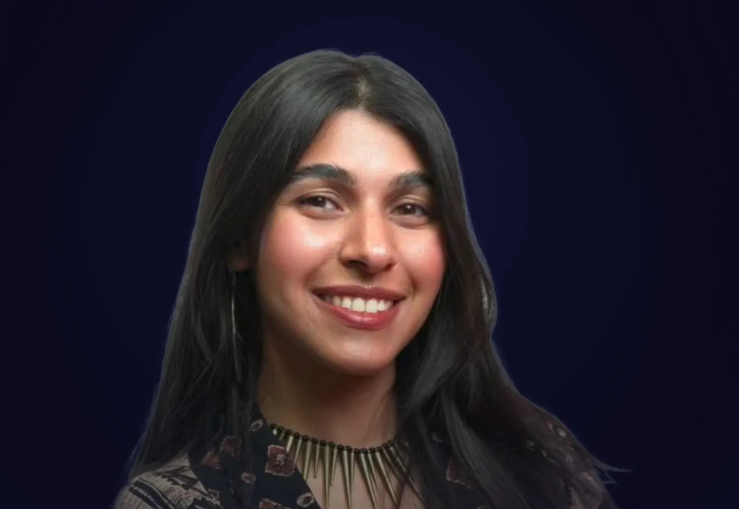 الزميلة آية منصور الفائزة بجائزة «كورت شورك» عن فئة المراسل المحلي (إندبندنت عربية)