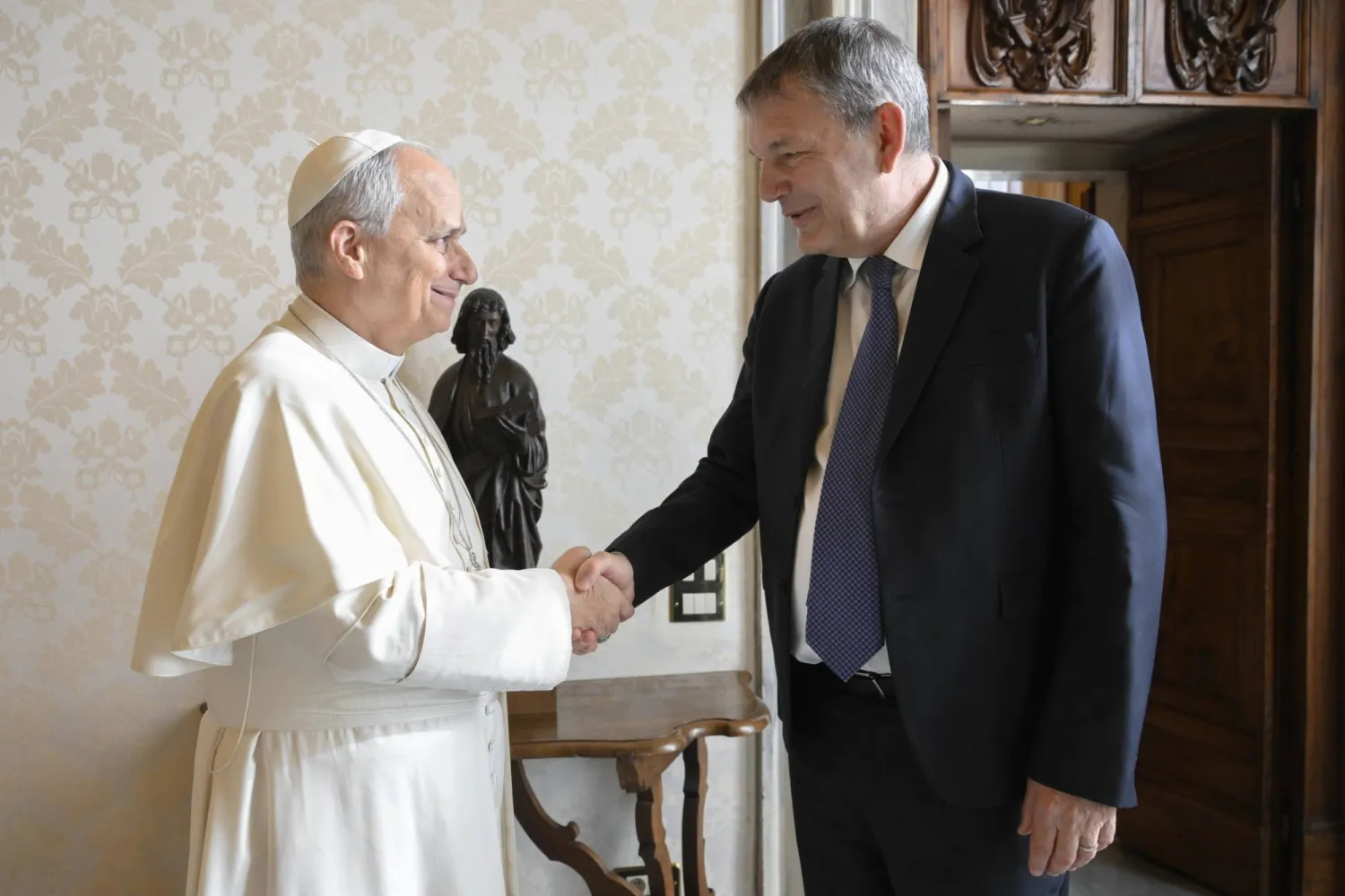 البابا ليو الرابع عشر خلال لقاء خاص مع فيليب لازاريني المفوض العام لوكالة الأونروا... في مدينة الفاتيكان يوم 12 يناير 2026 (إ.ب.أ) 