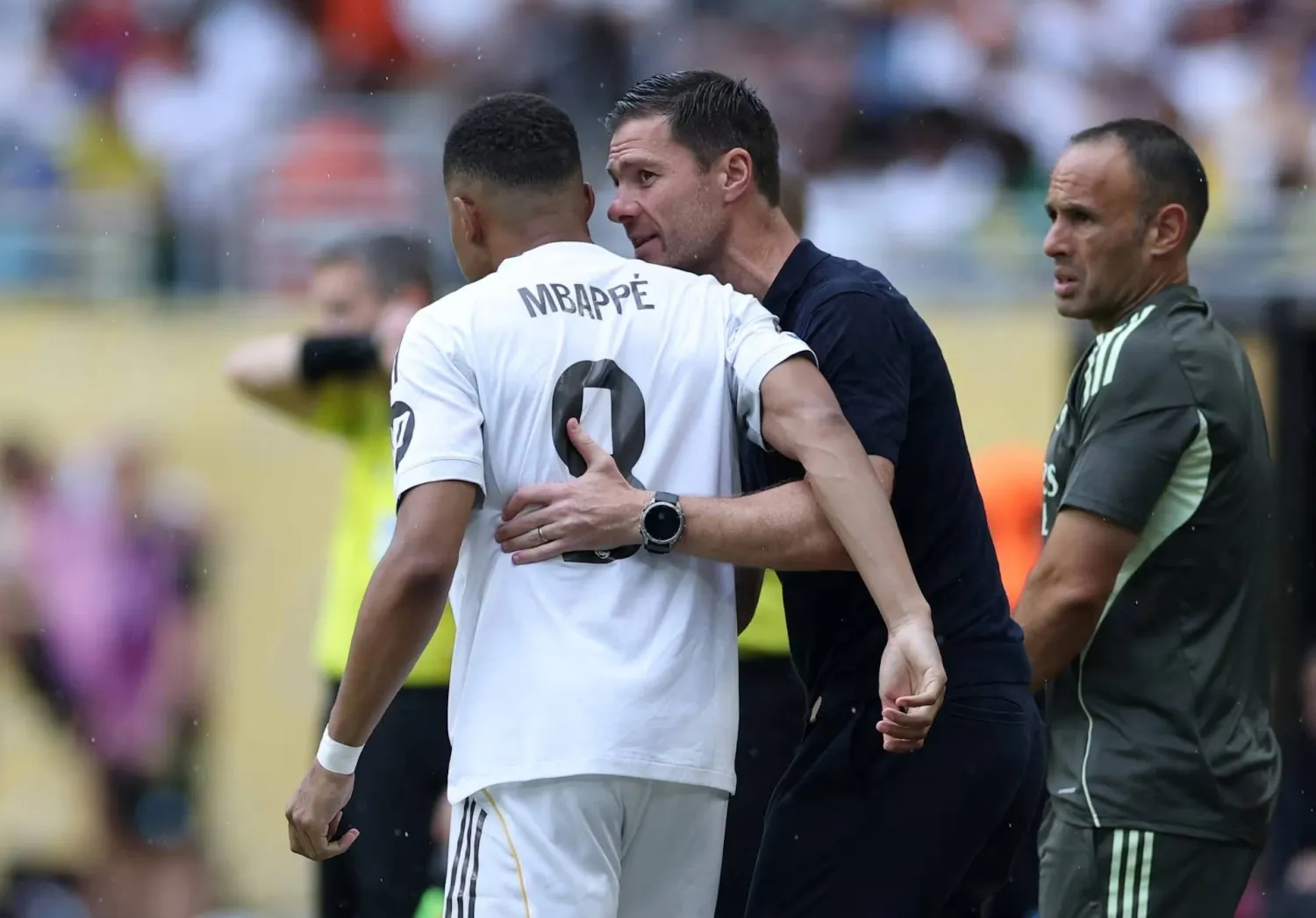 تشابي ألونسو ومبابي (رويترز)