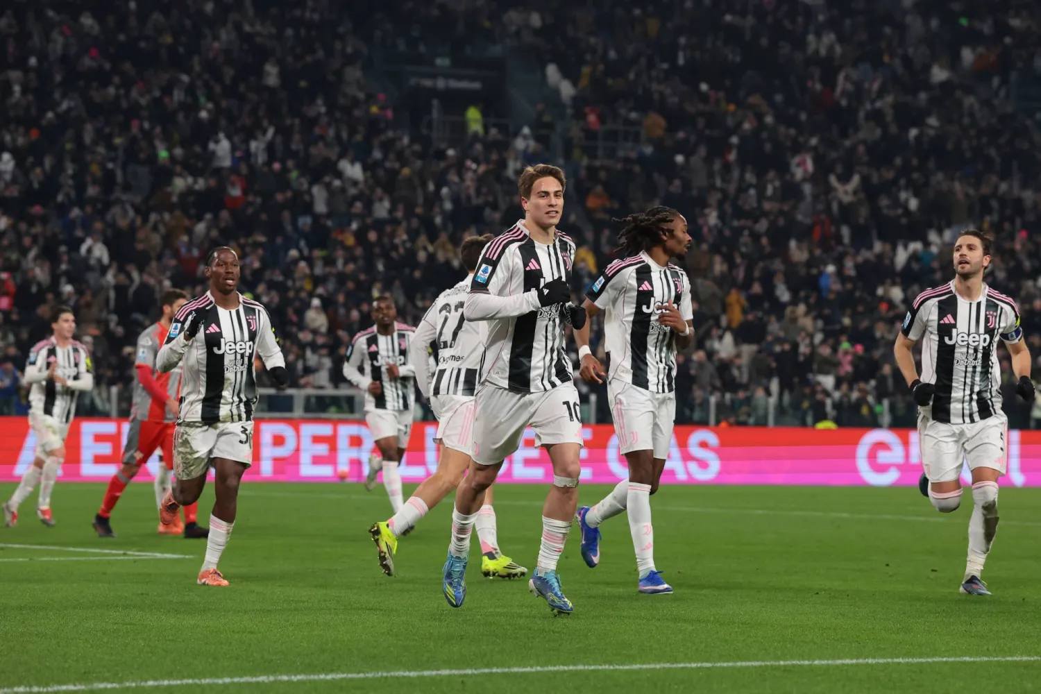 لاعب يوفنتوس كينان يلدز يحتفل بتسجيل الهدف الثالث لفريقه خلال المباراة أمام كريمونيزي (د.ب.أ)