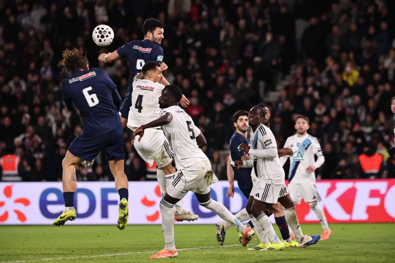 صراع على الكرة بين لاعب باريس سان جيرمان راموس ومدافع باريس إف سي كولودزييتشاك (أ.ف.ب)