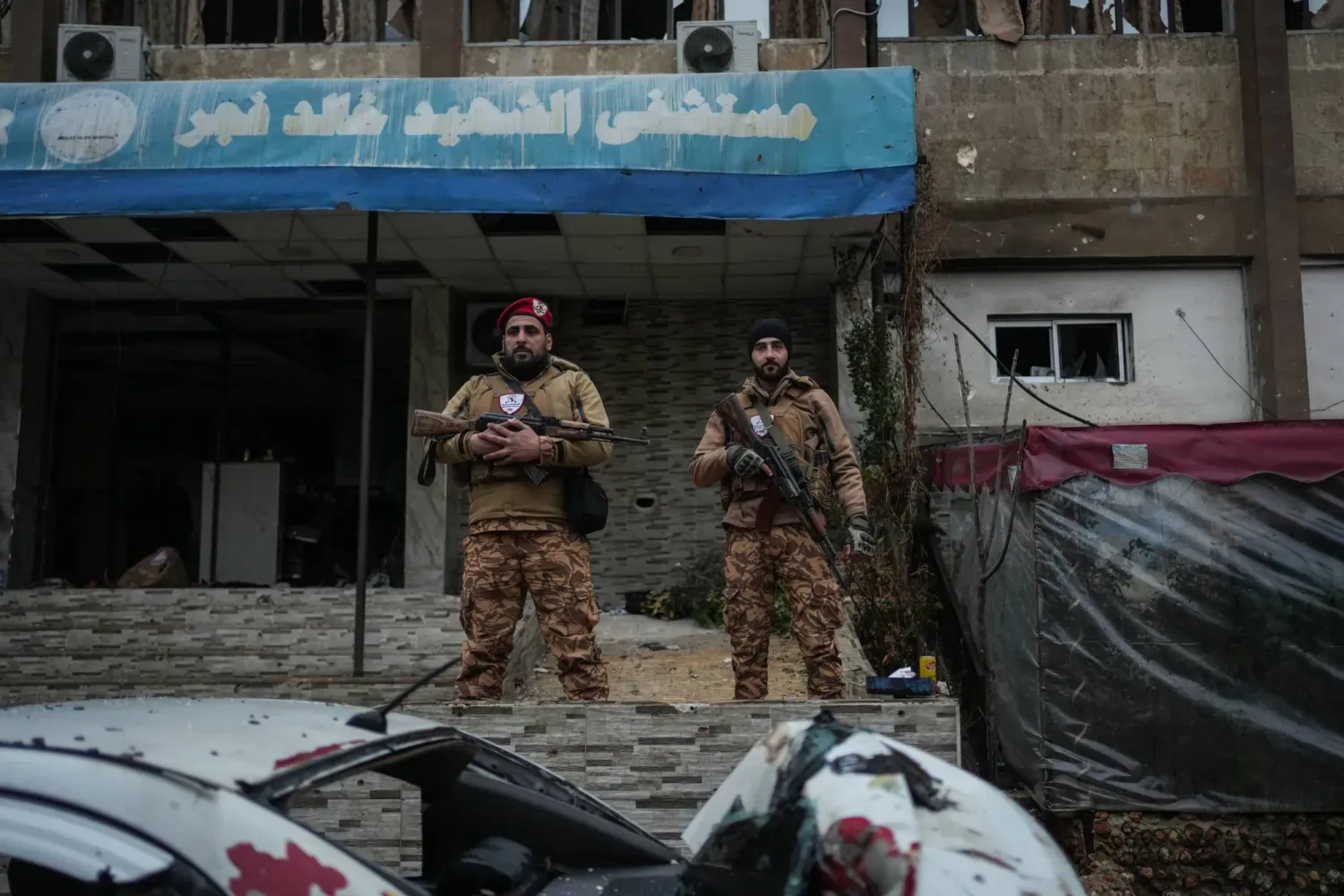 Suriye askeri polisi üyeleri, ordu ile SDG arasındaki çatışmaların ardından Halep'te konuşlandırıldı (EPA)