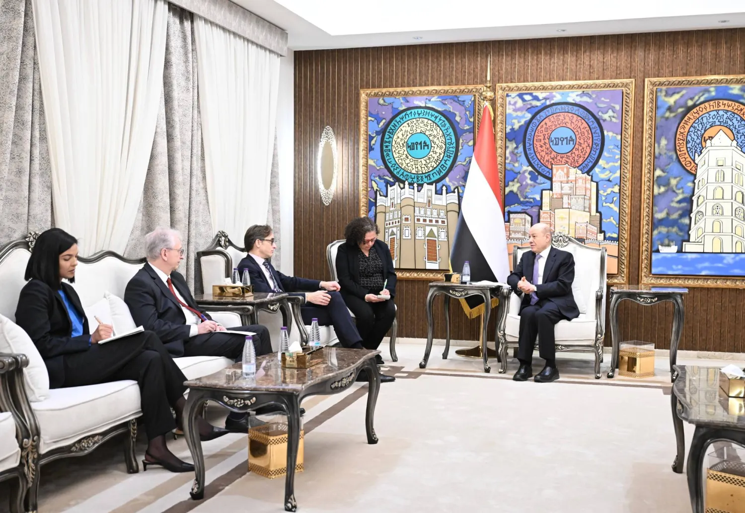 
رئيس مجلس القيادة الرئاسي اليمني مستقبلاً في الرياض مسؤولَين ألمانيين (سبأ)