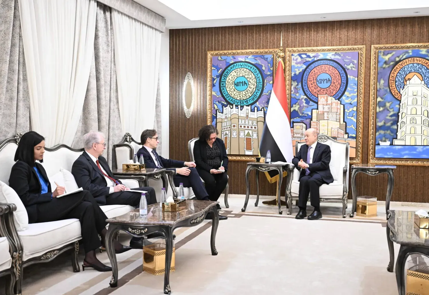 Yemen Cumhurbaşkanlığı Liderlik Konseyi Başkanı, Riyad'da iki Alman yetkiliyi kabul etti (Saba)