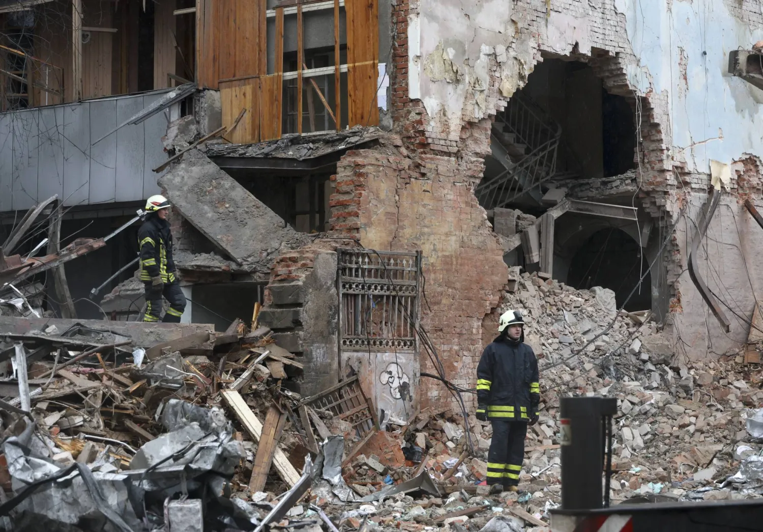 رجال الإنقاذ الأوكرانيون في موقع غارة روسية استهدفت منطقة سكنية في خاركيف شمال شرقي أوكرانيا الأسبوع الماضي (إ.ب.أ)