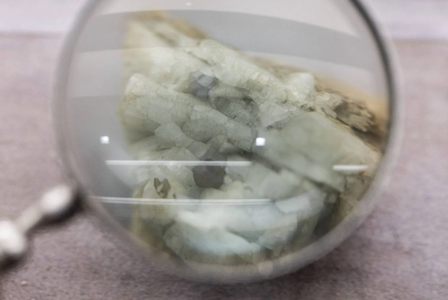 عينة من «المونازيت» وهو معدن يُستخدم في صناعة العناصر الأرضية النادرة لاستخراج عناصر مثل السيريوم واللانثانوم والنيوديميوم معروضة في المتحف الجيولوجي الصيني في بكين (رويترز)