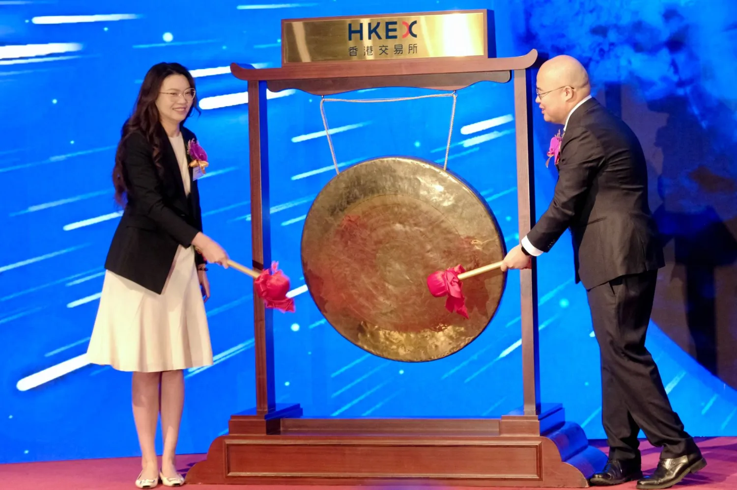 مسؤولو شركة «ميني ماكس» الناشئة خلال فعاليات دق جرس البورصة في هونغ كونغ إعلاناً عن الطرح العام للشركة الأسبوع الماضي (أ.ف.ب)