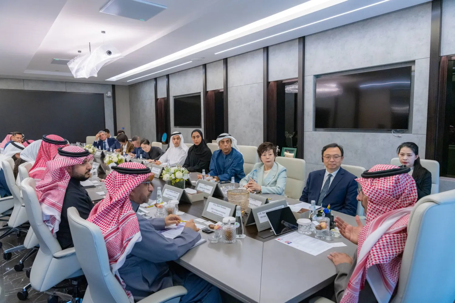 جانب من اجتماع الخريّف مع مؤسس ورئيس مجلس إدارة شركة «بي واي دي» وانغ شوان فو مع عدد من المسؤولين (الشرق الأوسط)