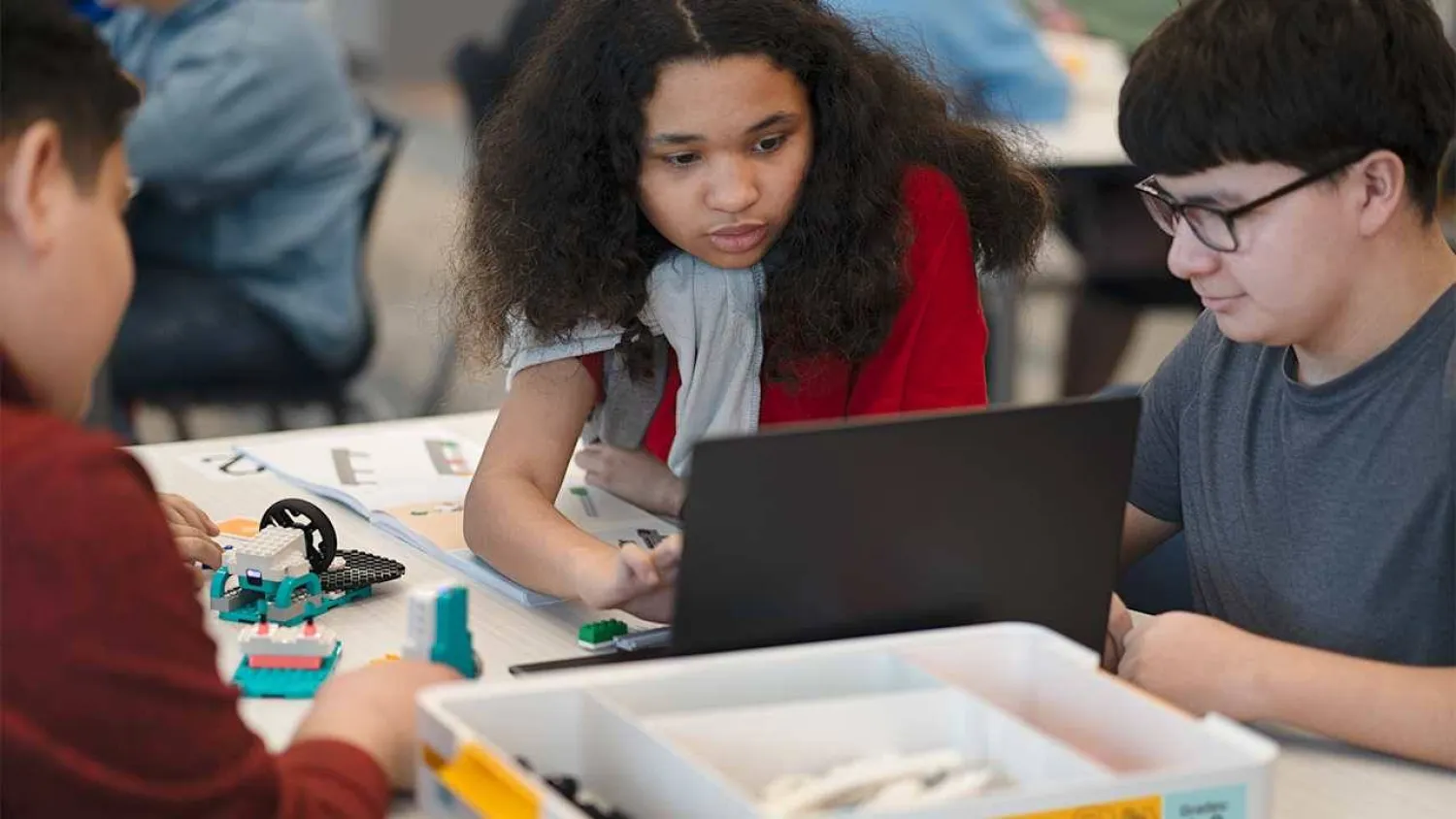 «ليغو» تسوِّق منهجاً لتعليم الأطفال الذكاء الاصطناعي بأنفسهم