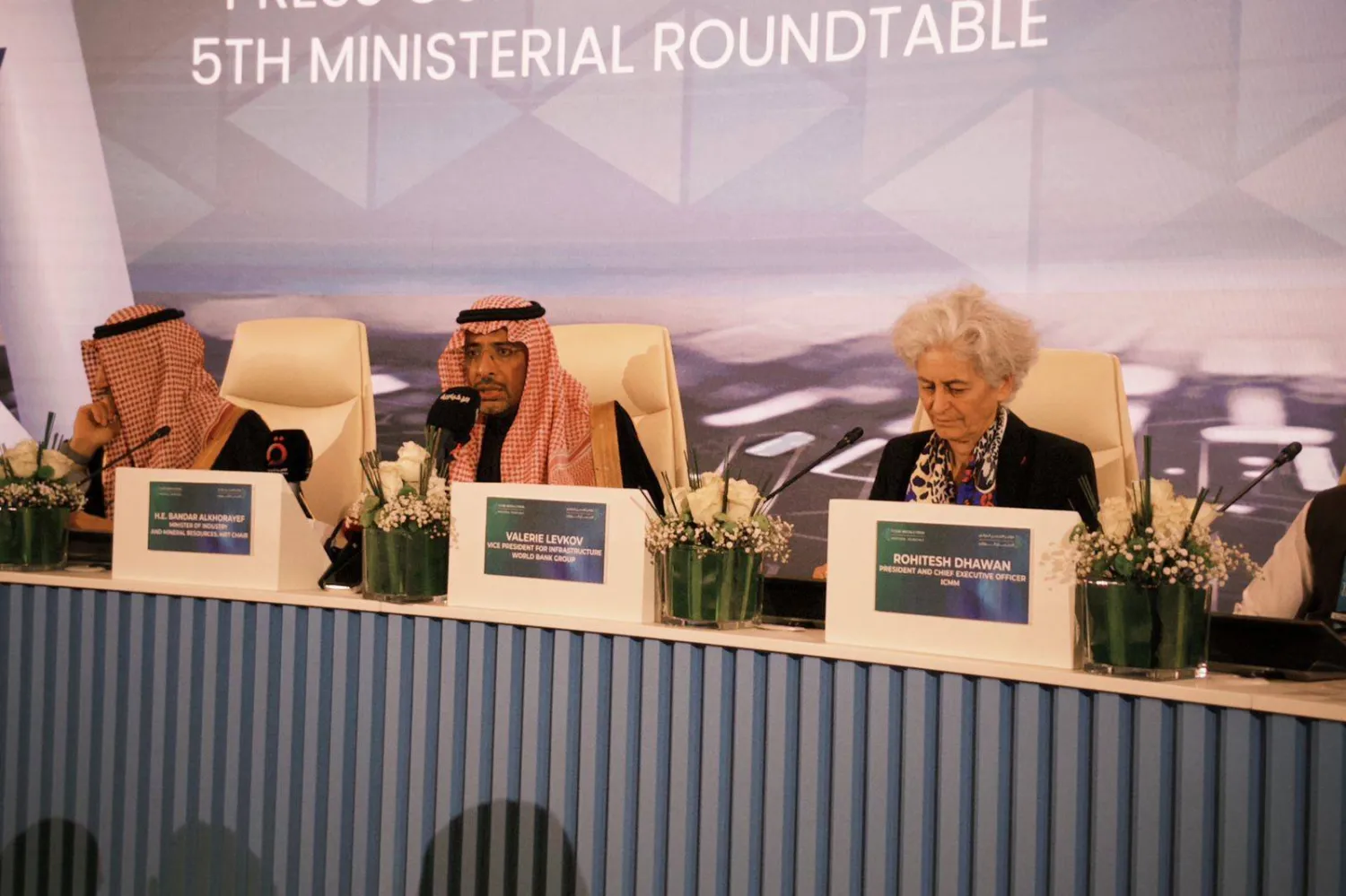 وزير الصناعة والثروة المعدنية خلال المؤتمر الصحافي رداً على سؤال صحيفة «الشرق الأوسط» (الشرق الأوسط)