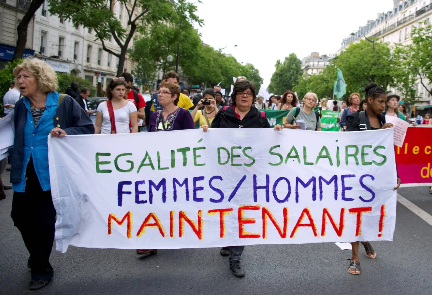 مظاهرة نسائية للمطالبة بالمساواة في الأجور (أ.ف.ب)