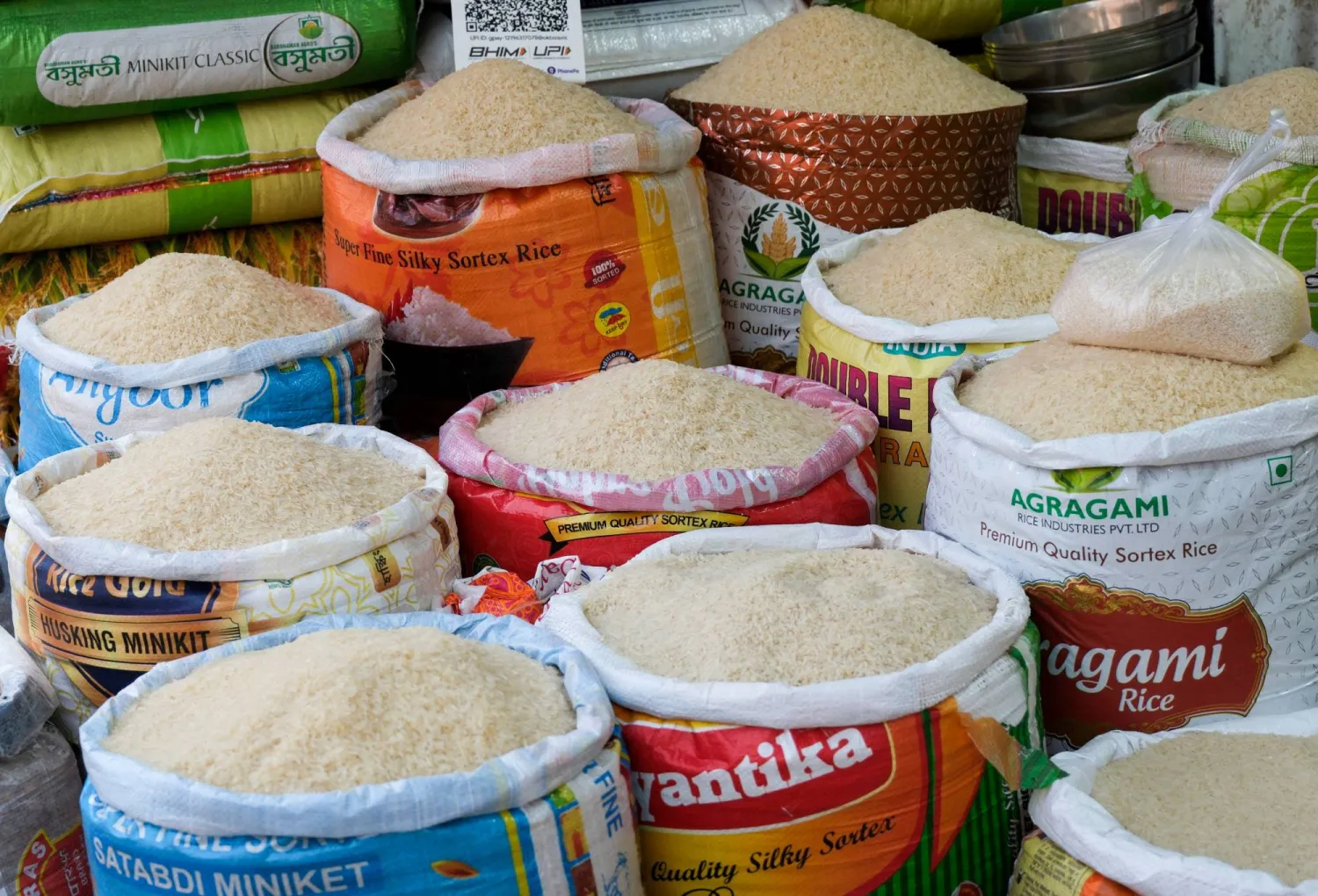 أجولة من الأرز في متجر بالهند (رويترز)