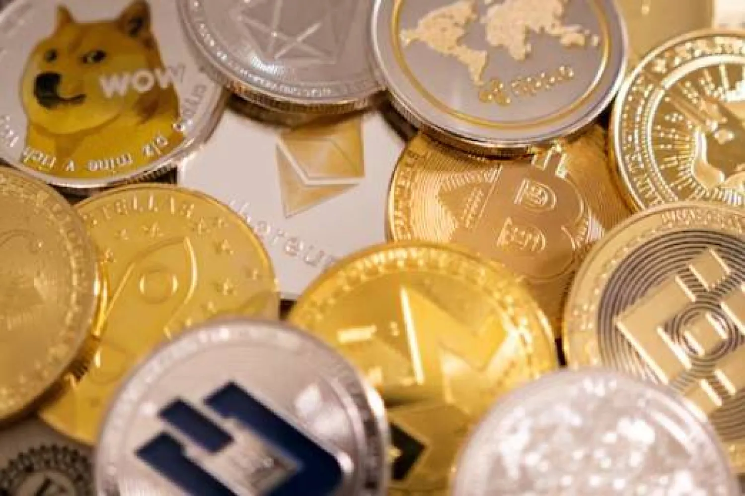 رسم توضيحي لتمثيلات العملات الرقمية (رويترز)