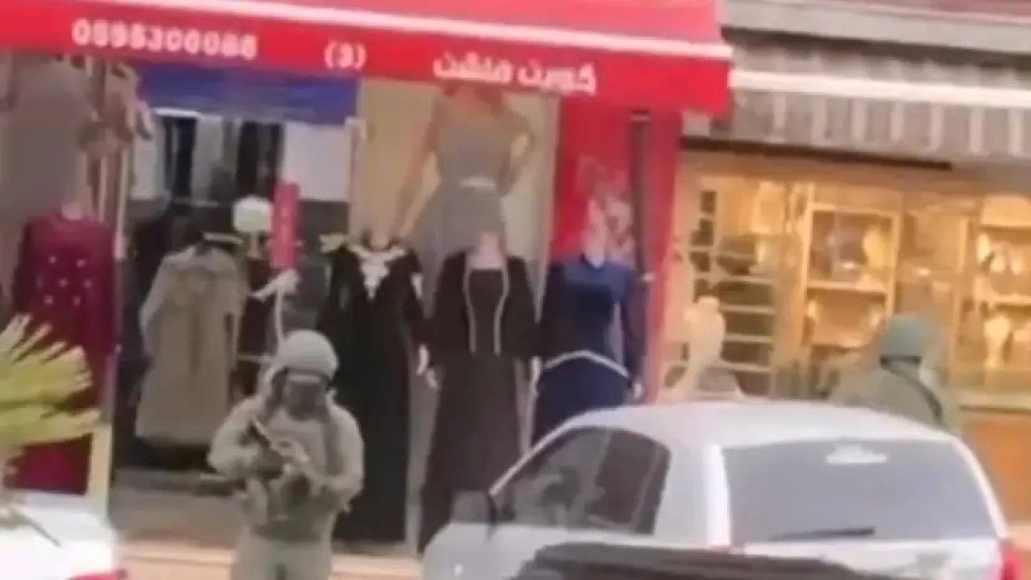 لصوص يتنكرون في زي جنود أثناء عملية سرقة محل مجوهرات في الظاهرية جنوب الضفة (مواقع تواصل)