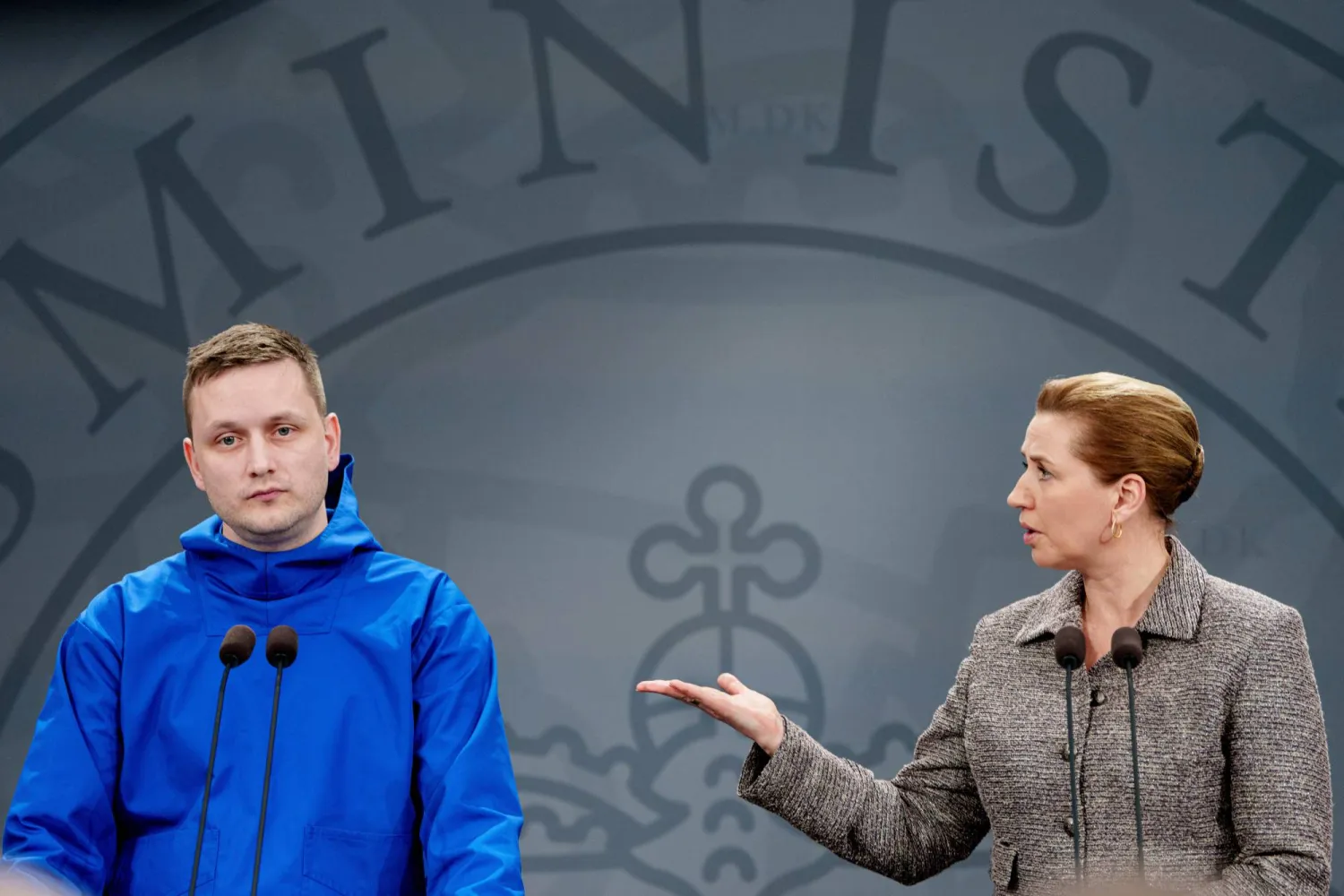 رئيسة وزراء الدنمارك ميتيه فريدريكسن والمسؤول الغرينلاندي ينس فريدريك نيلسن خلال مؤتمر صحافي مشترك بالقصر الحكومي في كوبنهاغن الثلاثاء (أ.ب)